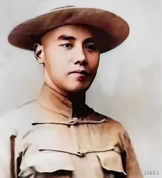 1920年，卢小嘉调戏露兰春，被黄金荣打了两耳光，第二天，卢小嘉拿枪顶着黄金荣的