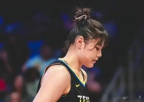两双！北京时间7月13日，效力于WNBA飞翼队的女篮国手李月汝打出赛季最佳表现：