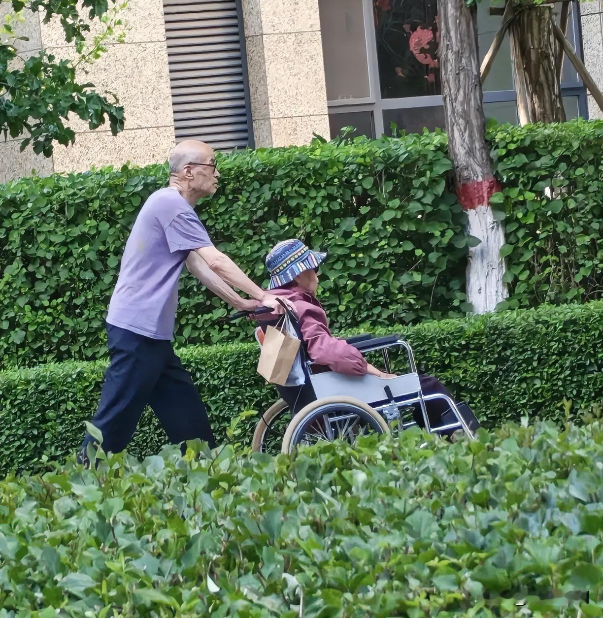 一位老人说：“当你老了，躺在床上，需要人照顾的时候，你就会发现，亲戚再亲，也就是