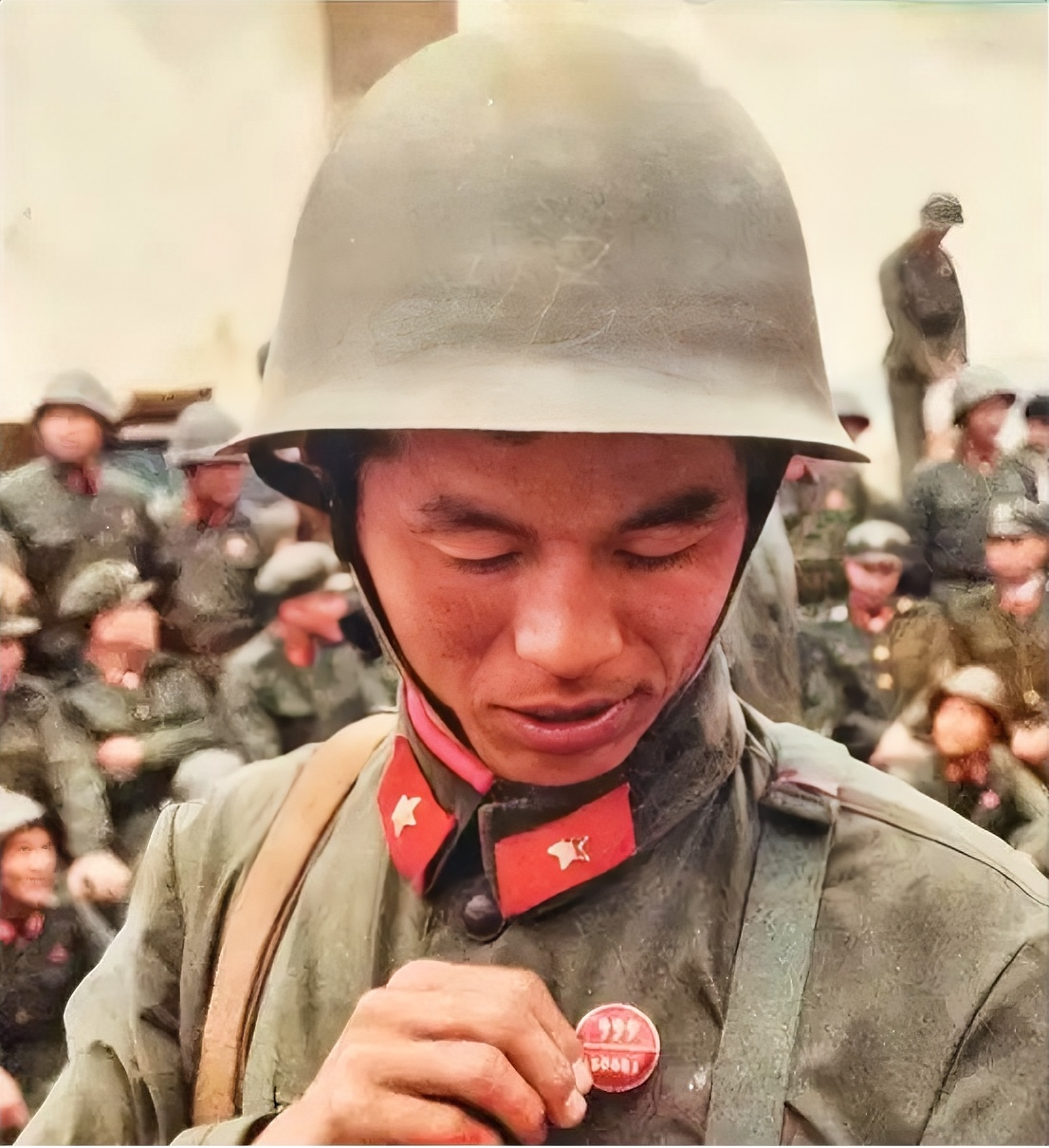 1986年，中越边境老山，一位战士要上211高地。临行前军长敬他茅台酒，师长把自