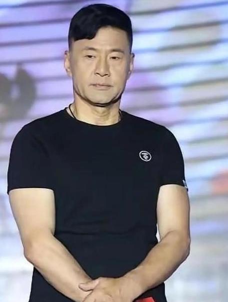 于荣光始终难以释怀，结婚三十五载，钱是他挣，饭是他做，本人几乎没有绯闻，对待妻子