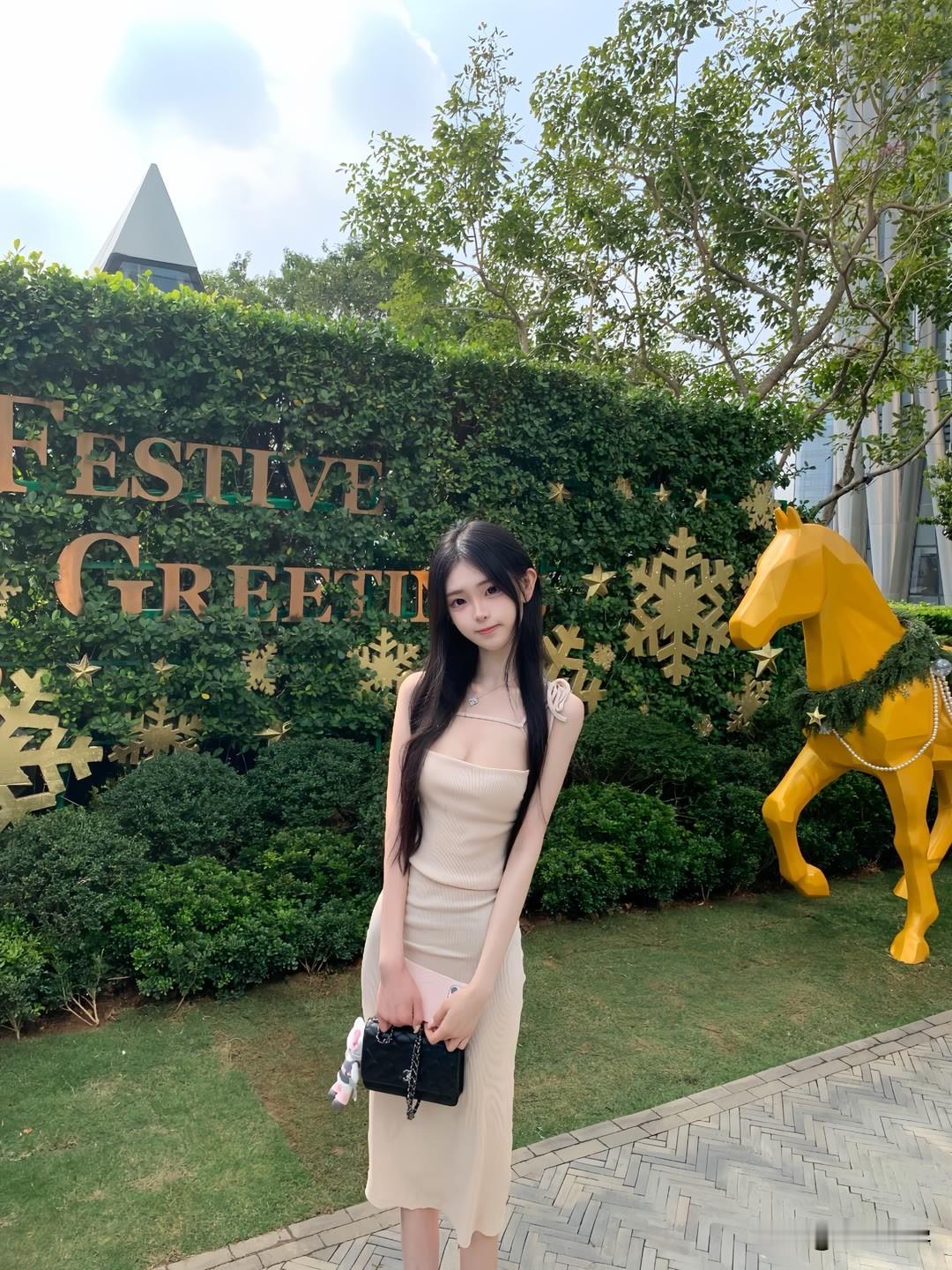 在那片绿意盎然的世界里，真的会有美人如画的场景。就像上次去江南的园林，满眼都是翠