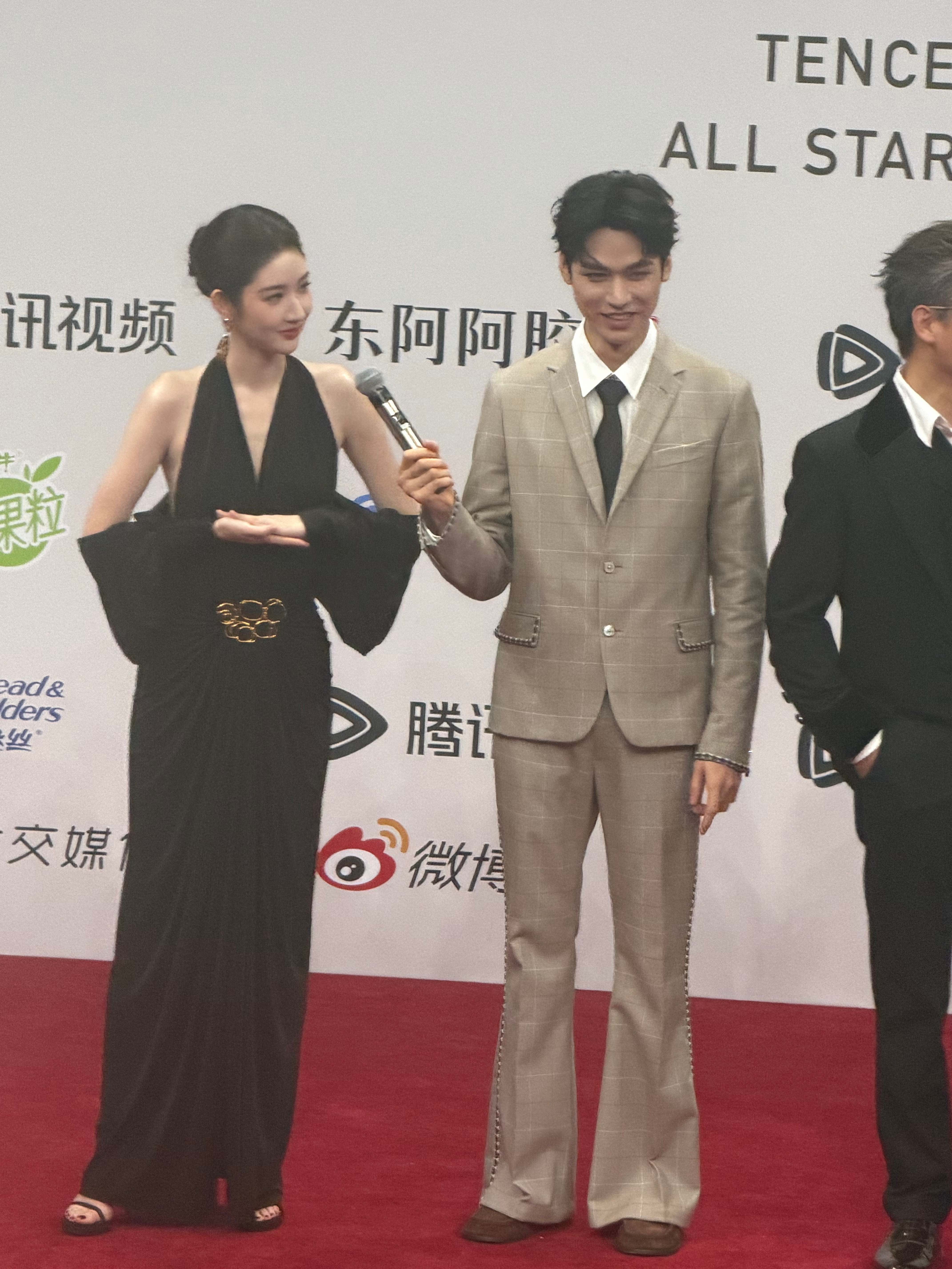 龚俊人还蛮好的一直帮王姐举话筒星光大赏红毯