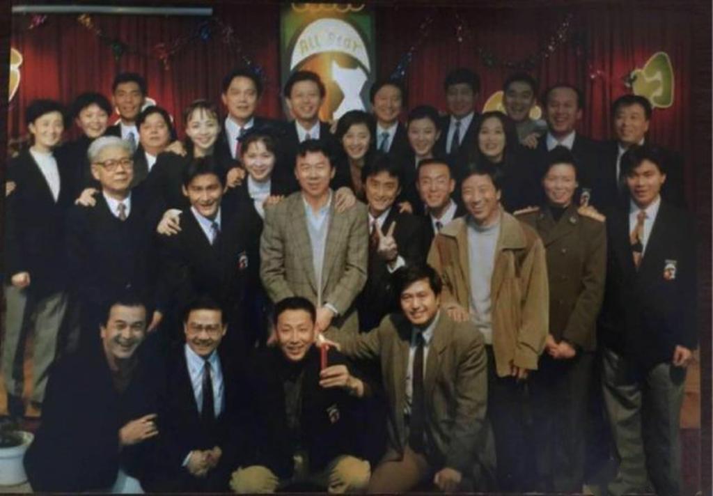 这张老照片中，我只认出了演员陈道明、黄宏、宋丹丹、郭达、蔡明、申军谊；歌手屠洪刚