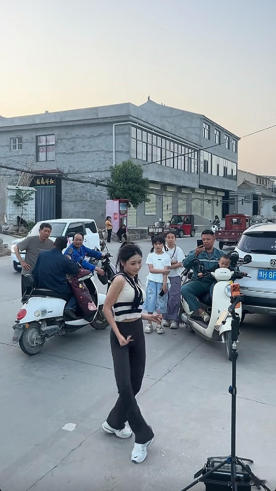 这爷俩是铁粉呀！
