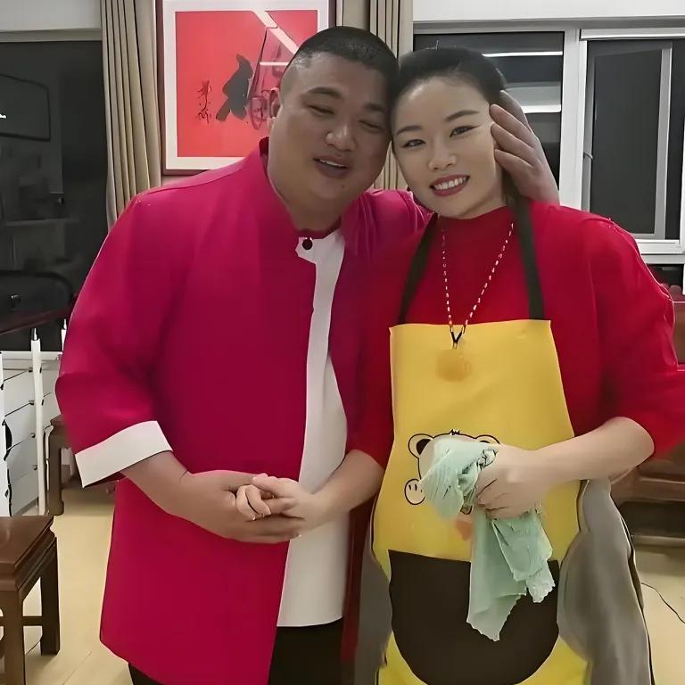 有粉丝问草帽姐，李超死了吗？她说你们怎么能这么说话，他再不好，也是我孩子的爹。