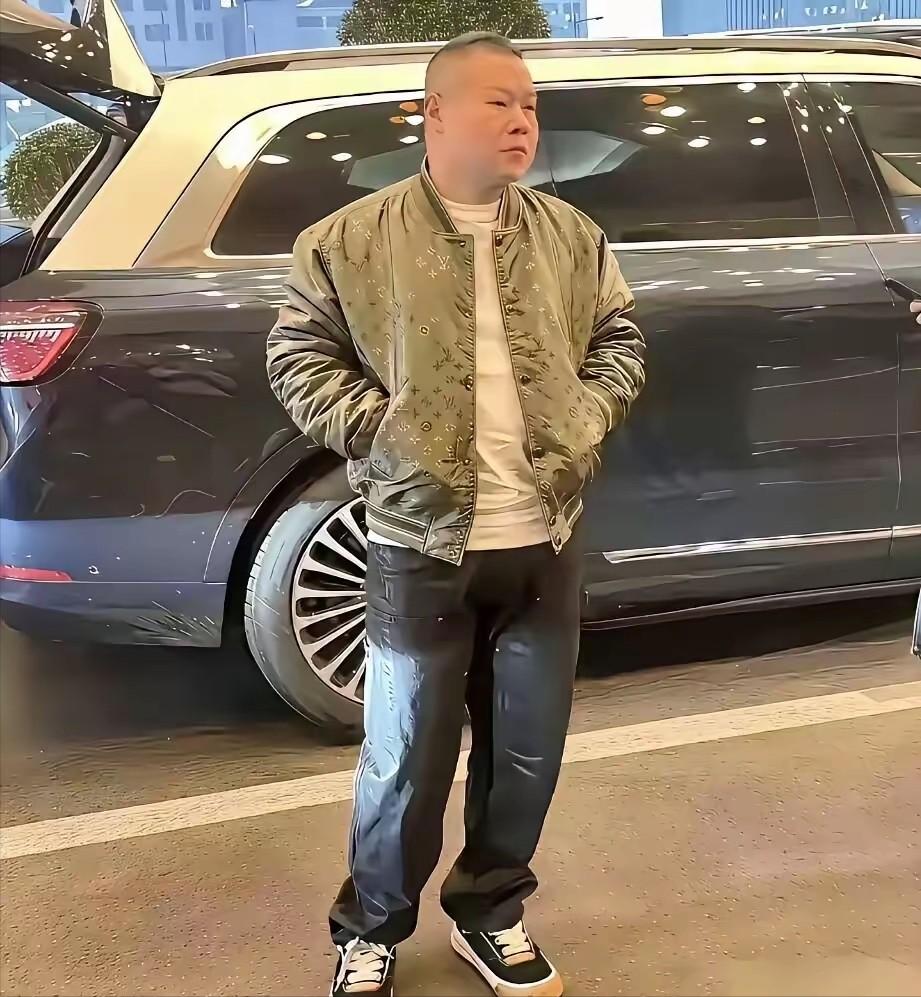 岳少的座驾，最开始是郭德纲送的奥迪Q7，后来换成了顶配路虎揽胜。岳少的衣服，