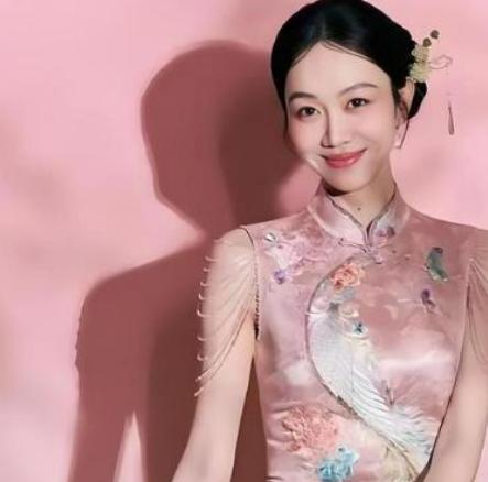 2020年，姜妍就悄悄嫁了。新郎，还是宋丹丹介绍的？北京某银行支行行长，戴金丝眼