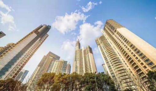 两会释放楼市重大信号说白了，2026年两会对楼市的定调调整，看似少了几分“急