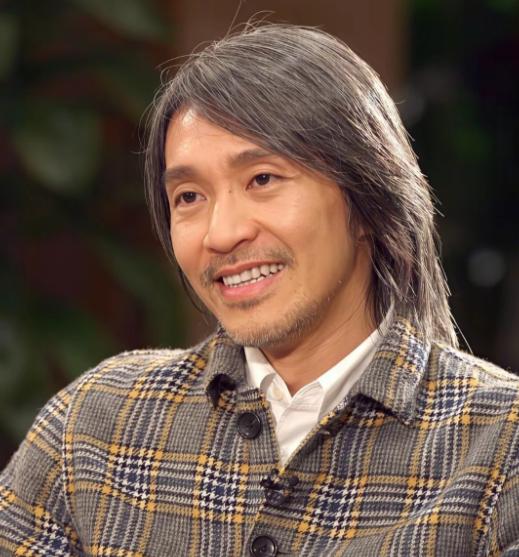 欧弟采访周星驰:“我很喜欢你的喜剧。”周星驰只是短促的一声:“哈”。欧弟追问:“