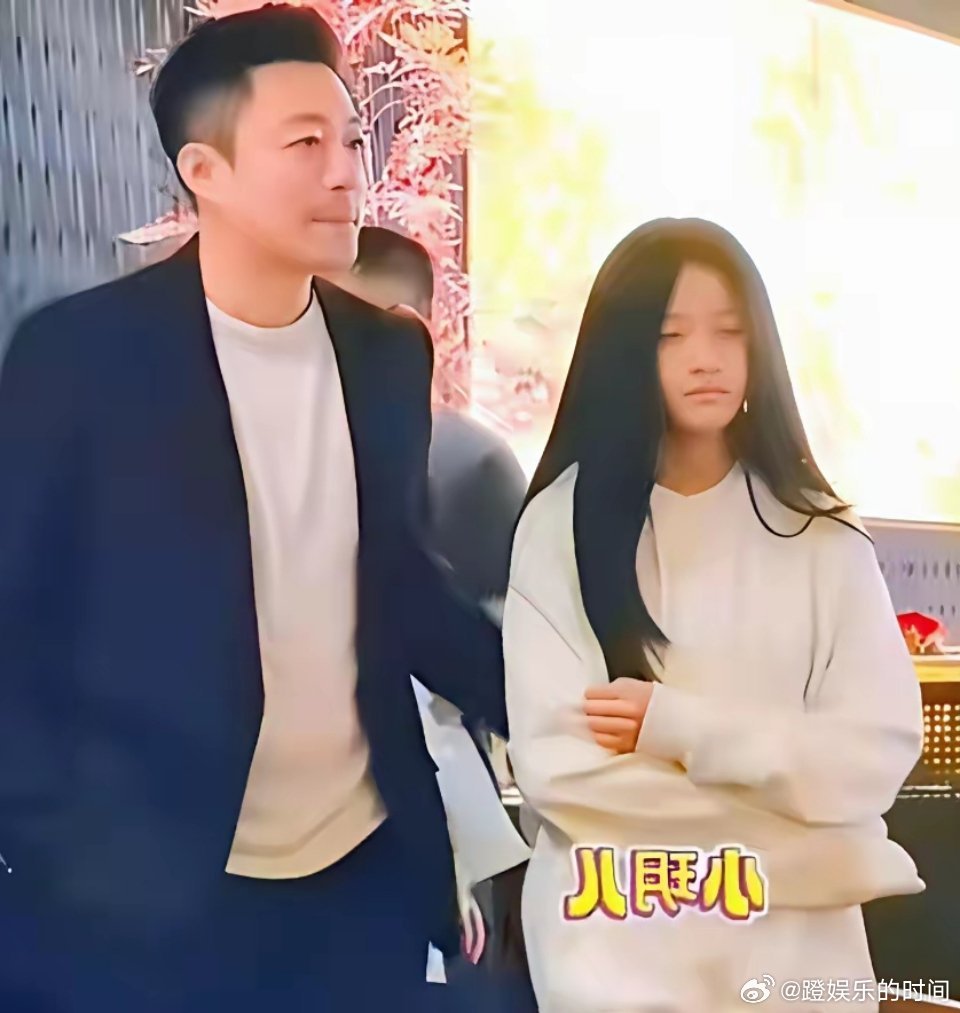 玥儿近照曝光，神态跟大S年轻时神似像极了中二少女，她跟随汪小菲现身一家高档米其林