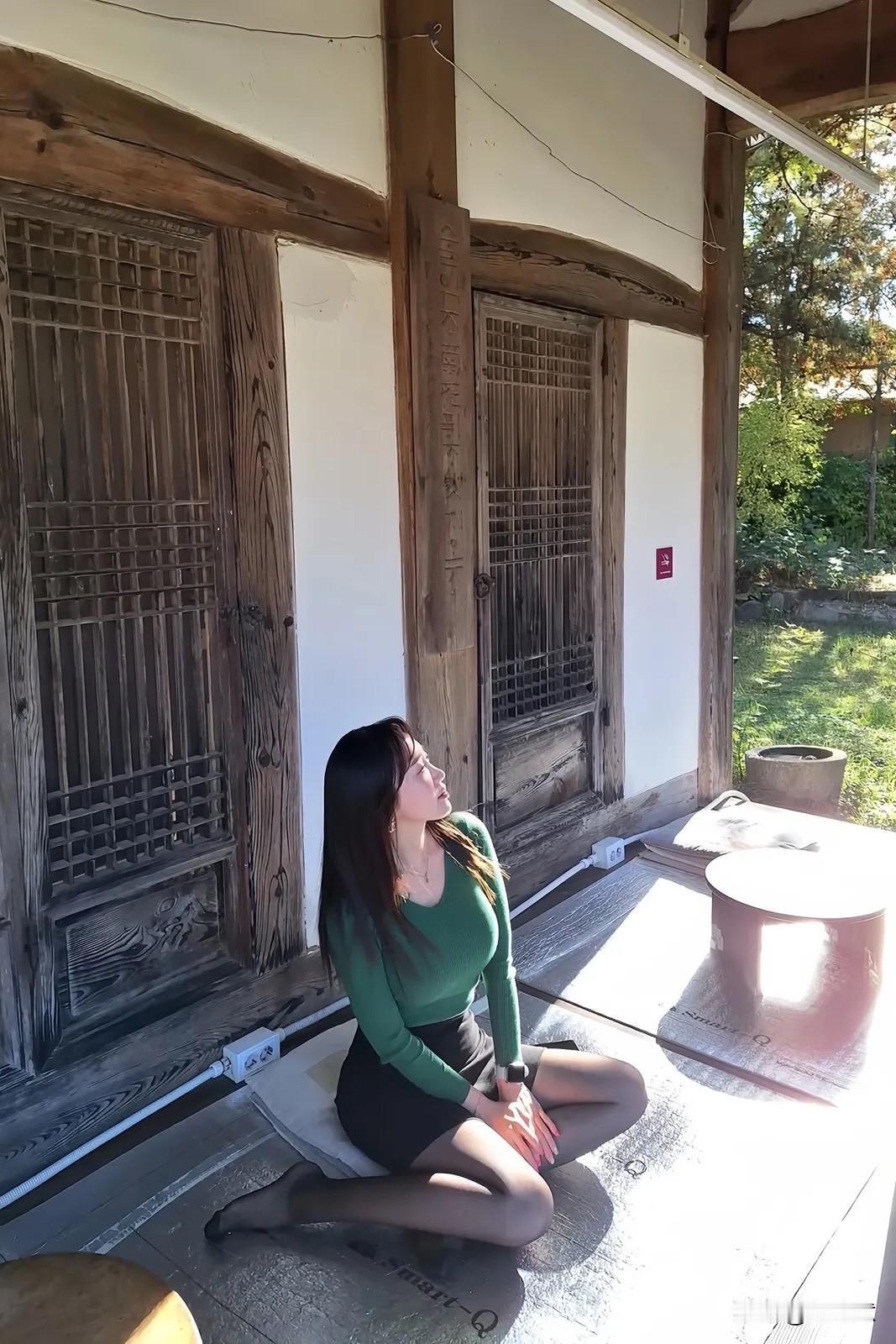 在古风建筑前，感受时光的静谧与美好。