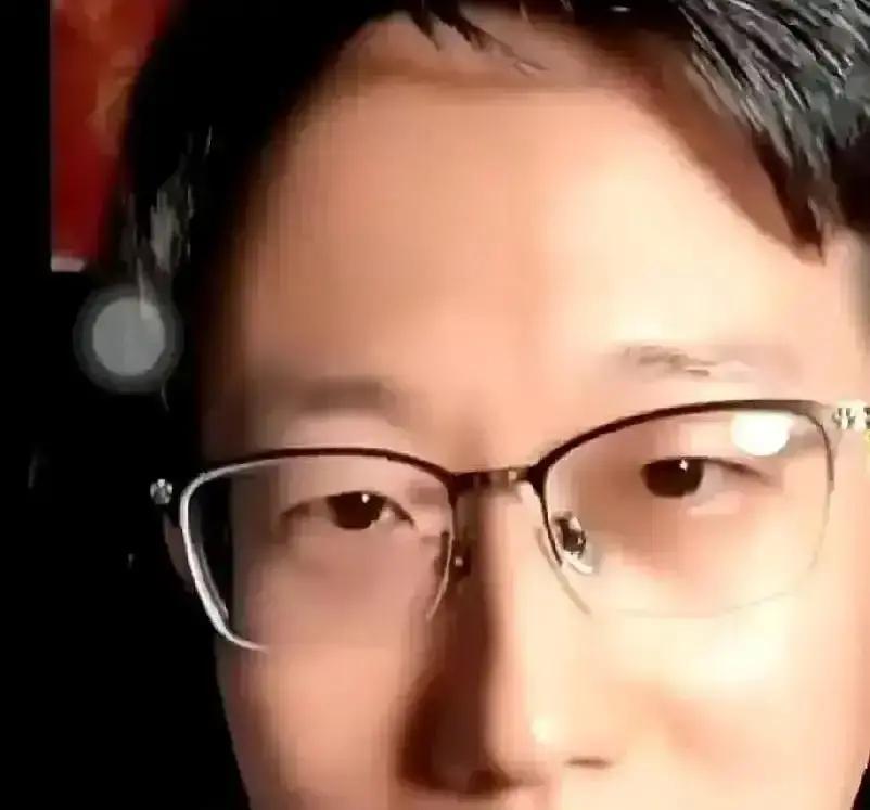 德云社早就不靠卖票赚钱了。各地政府抢它，是在抢一台“数据印钞机”。天津给周