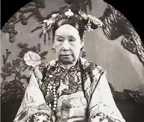 1904年，慈禧70岁大寿，章太炎登报对其破口大骂。慈禧勃然大怒，派人抓章太炎。