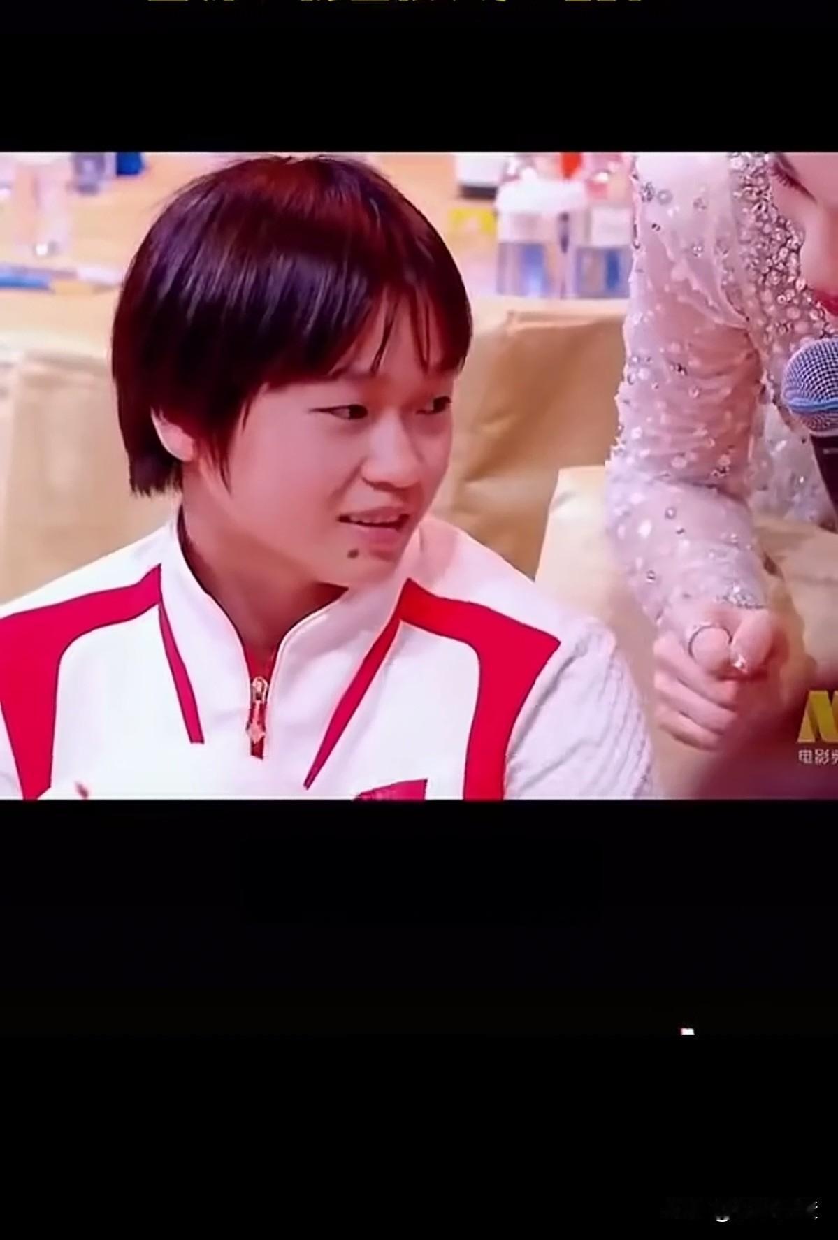 全红婵太低调了，居然还会自己骑摩托车。不但跳水跳的世界一流，摩托车也骑的溜！