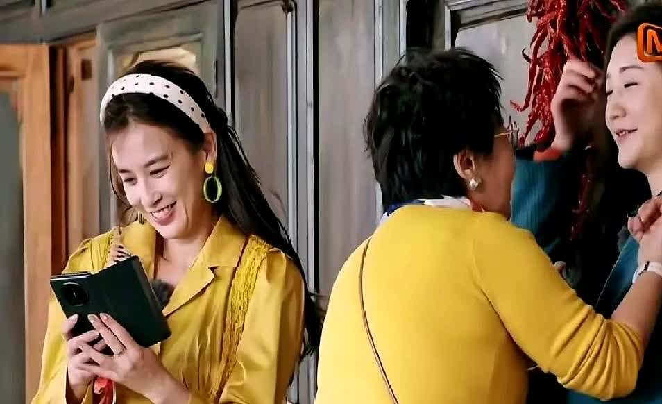 黄圣依妈妈催婚陈梦，让她嫁到上海来。当场就要黄圣依把陈梦的爱好乒乓球的要