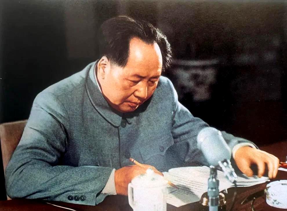 看毛主席和蒋介石打笔仗，真是太有趣了，比如在1949年元旦的这次笔仗。元旦那天