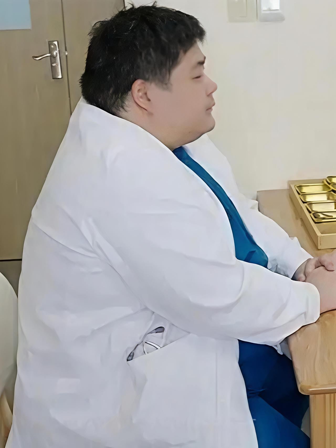 300斤的上海岳阳中西医结合医院的胸外科医生项瑞龙决定开始减肥了，项大夫让我想起