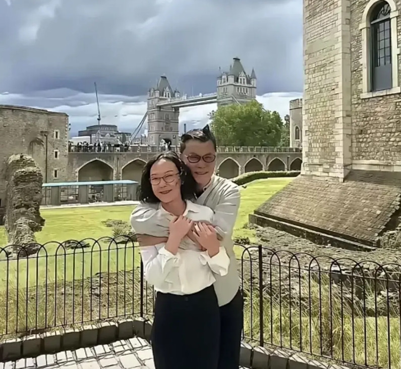 李国庆分享了自己从后面搂着张丹红的照片，而且是在国外的城堡拍的，李国庆只是秀恩爱