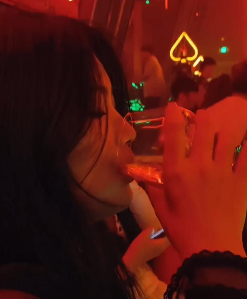 同事，女，四十多岁，两娃，儿女双全，四年前出轨离婚。离婚后，外遇对象没离成。老