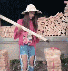 爆笑GIF: 你能别对我笑得那么甜嘛? 我心慌慌