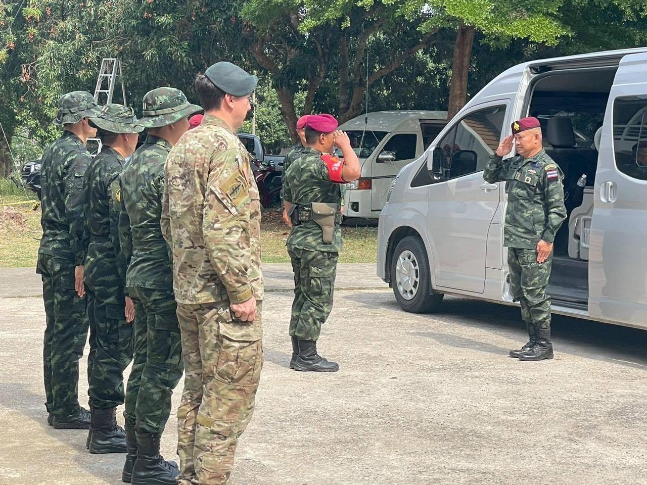近日美国陆军绿色贝雷帽第一特战群到泰国的华富里的那莱王基地与泰国陆军的特战同行们