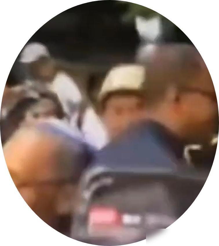 当240人的印度犹太人移民到达以色列古里安机场，开始表演起了印度舞蹈，他们终于离