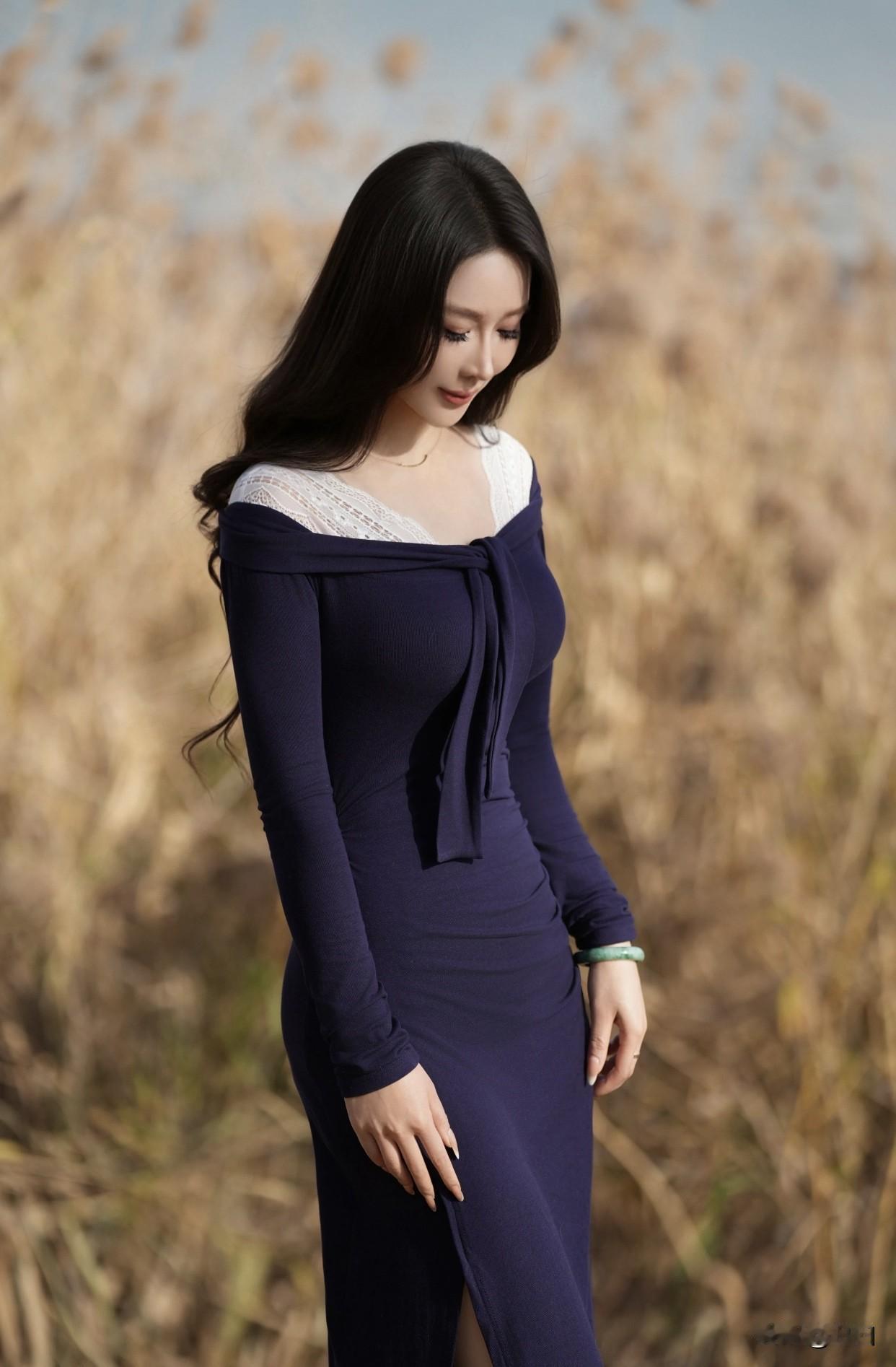 治愈系少女写真怎么拍都市与自然的完美融合，优雅女子在芦苇丛中，静谧而迷人。