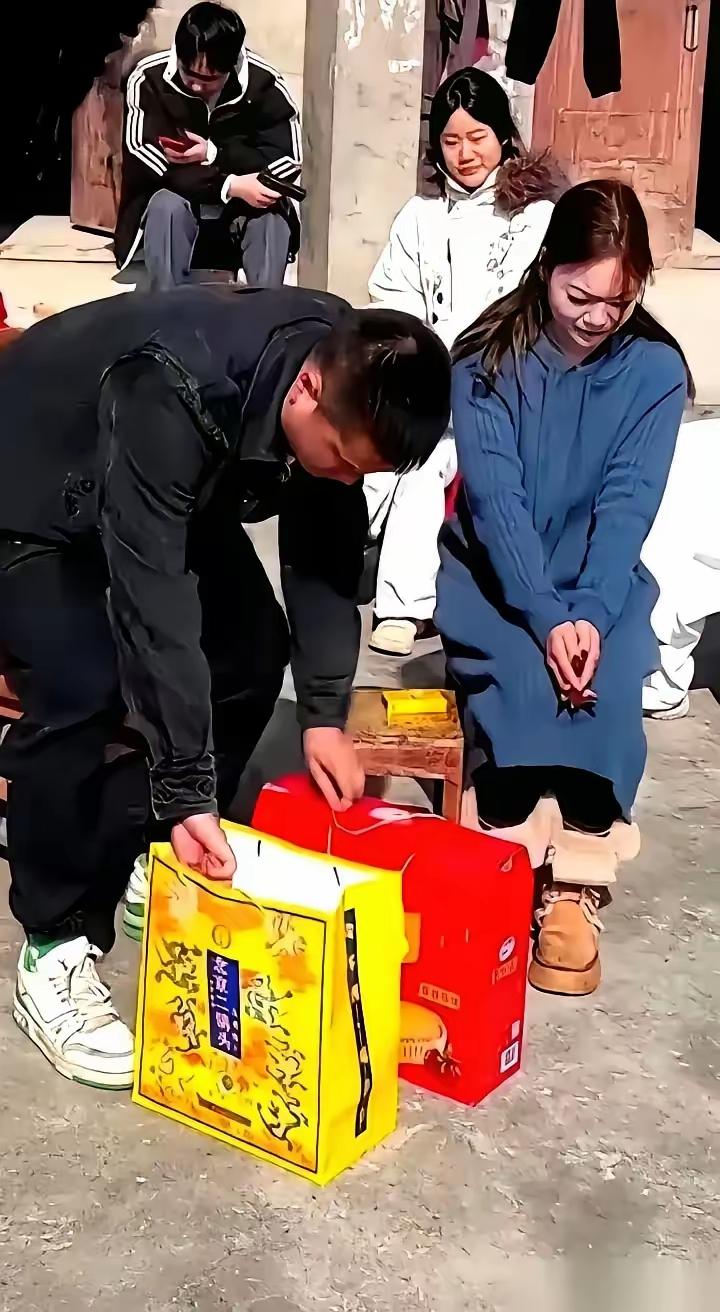 这小伙子有点意思相亲被拒后，转身把礼物全带走了。那姑娘只说一句我们不合适