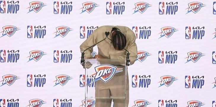 亚历山大哭了亚历山大荣获本赛季常规赛MVP！在感谢妻子海莉（HaileySu