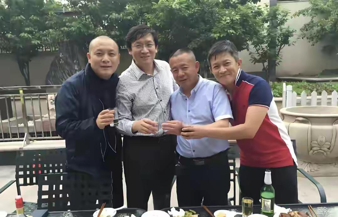 我现在才知道那个说话慢吞吞的演员杨志刚有三个哥哥，个个都比杨志刚厉害。杨志刚的大