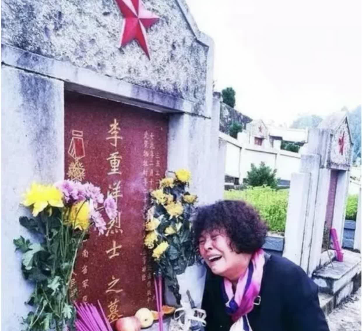 你看到的这一慕，画面中扶碑痛苦的女子．是烈士李重洋的姐姐．39年的等待．李重洋