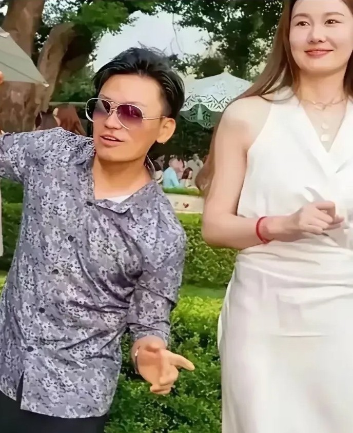 王宝强我认识，旁边这位女士是谁非常有气质