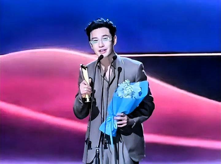 黄晓明为了宣传新戏，已经拼到“现场卖艺”了。他站台上直接开喊：明天我的新戏《