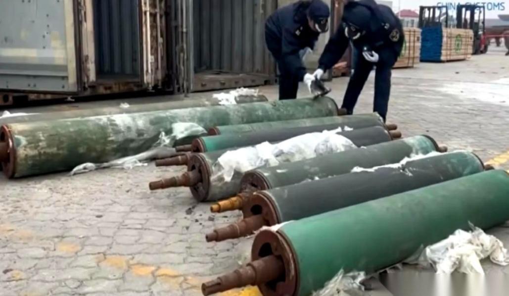 这货主是真把海关当摆设了。青岛黄岛海关逮着个“胆儿肥”的。集装箱里层层货物底下，