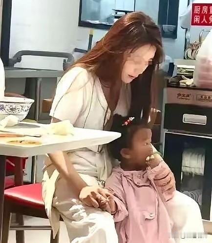 最近有网友提出，希望紧急修订婚姻法，孩子能跟随母亲姓氏加入国籍已经不合时宜，如果