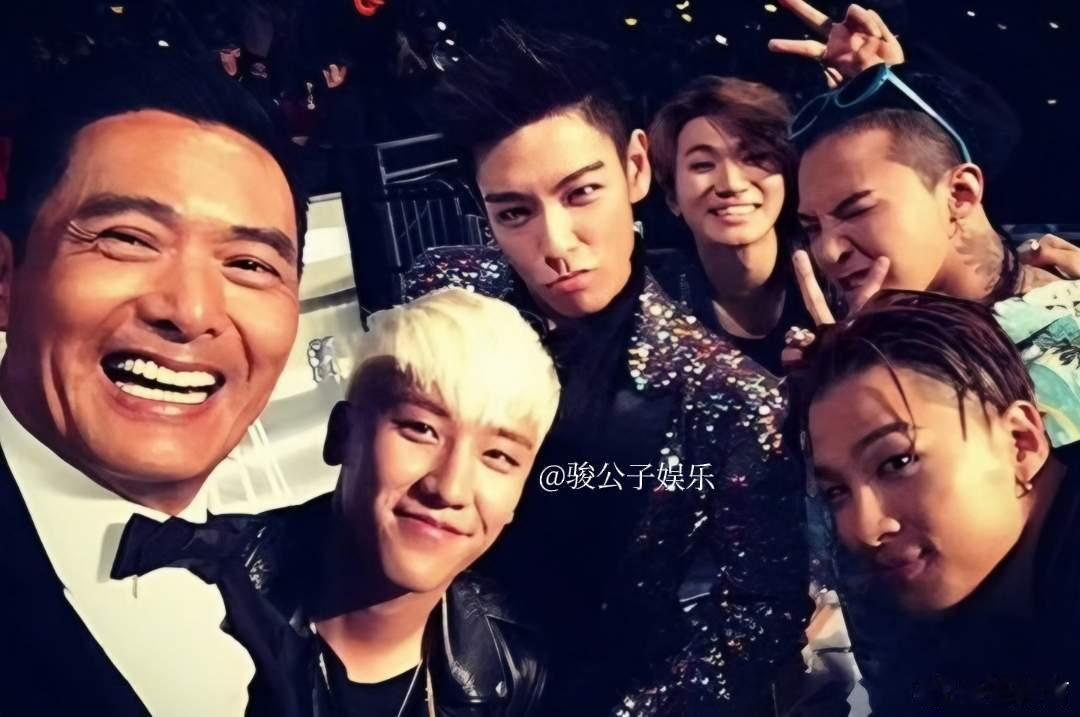 周润发MAMA70岁状态11月29日晚，70岁的周润发现身mama颁奖礼，满头银