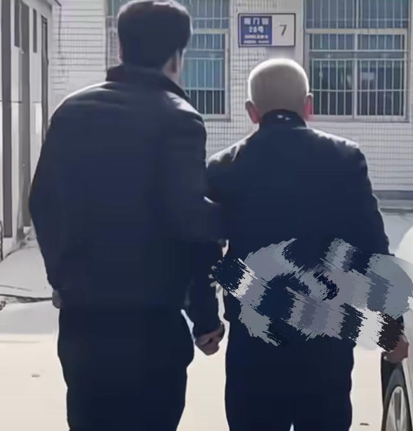 江苏一小伙给91岁老人当全职孙子，早八晚五，月薪5000，只需要陪老人遛弯，玩手