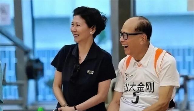 1989年，61岁的李嘉诚看上了19岁的李嘉欣，为美人他豪掷3000万。随后，李
