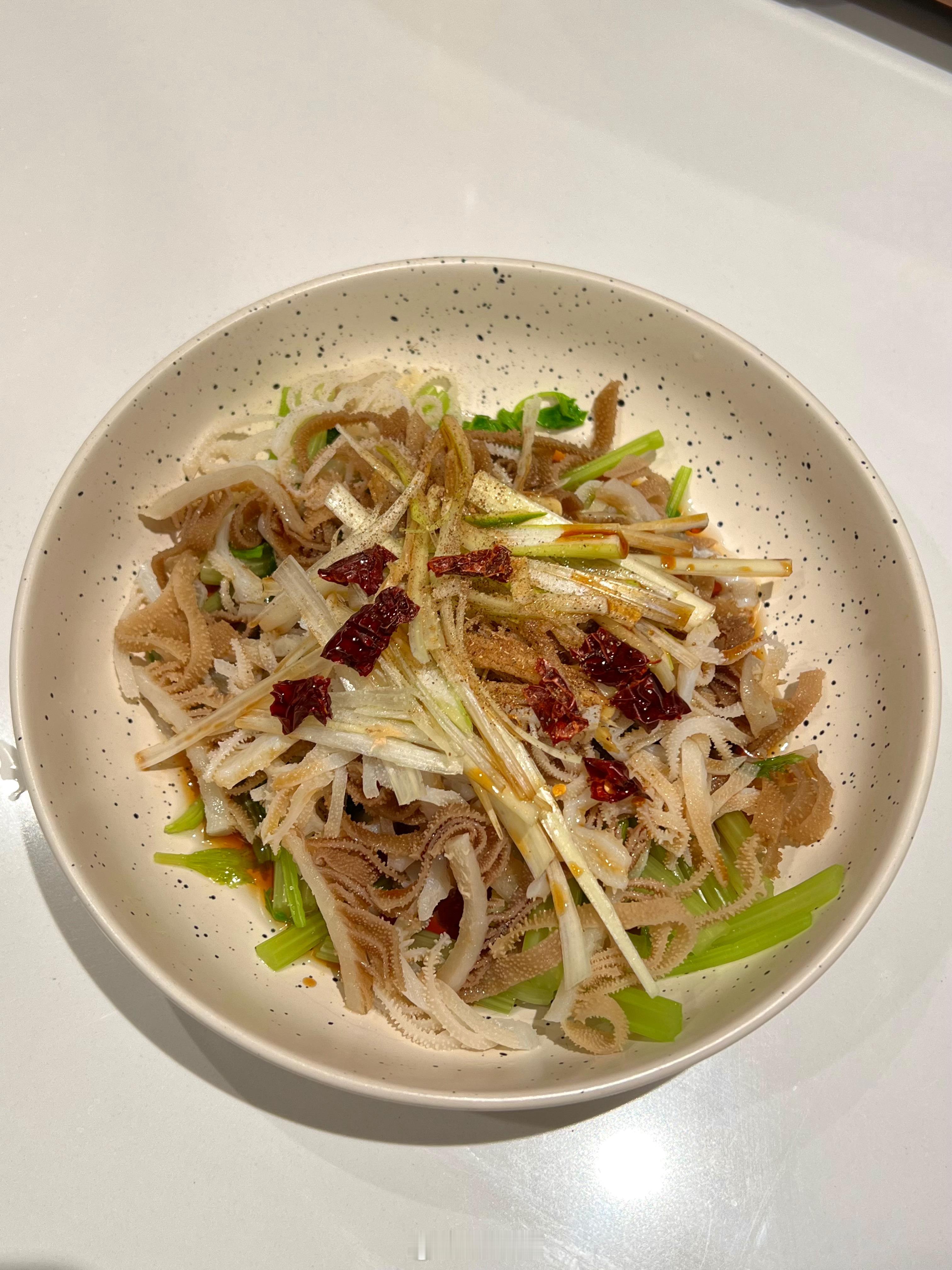 上个月去吃的油泼百叶，我和貂哥都还念念不忘，铺底的是焯烫过的芹菜，加点葱丝干辣椒