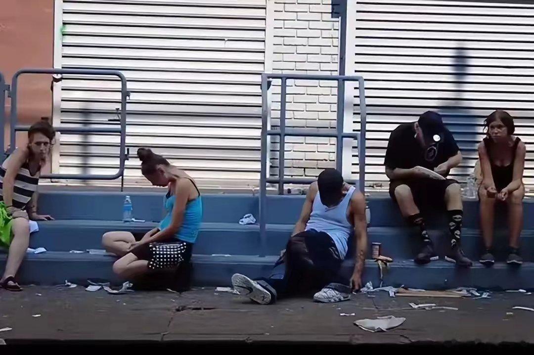 一个中国网红在美国火了，他喊话美国网友说，你们现在的敌人不是中国，而是美国的寡头