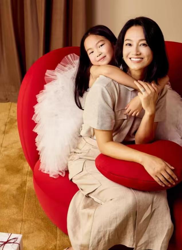 朱丹周一围的女儿，长得究竟像谁？朱丹带着女儿周念如一起拍时尚大片，8岁的女儿自