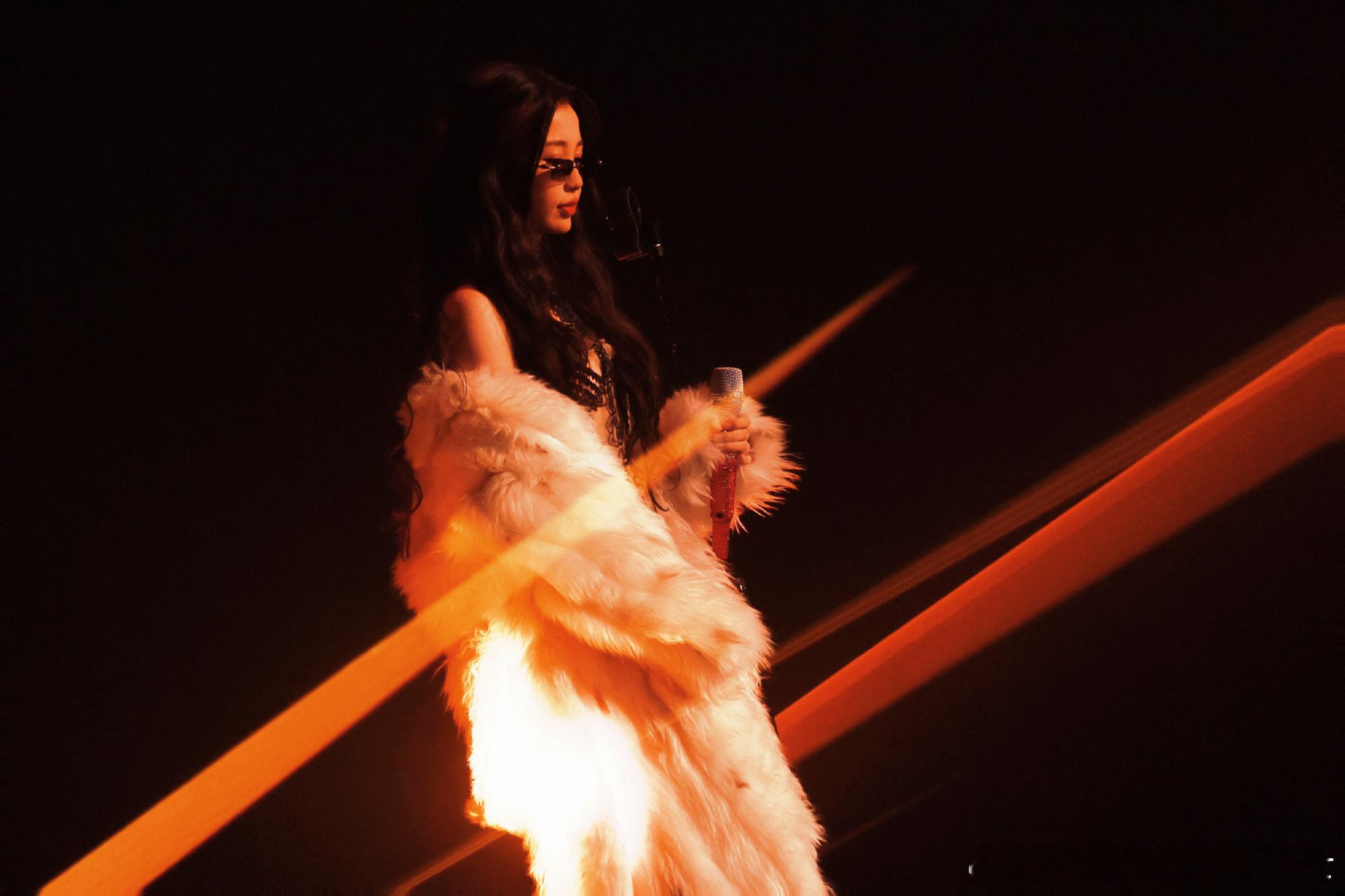 港媒评价虞书欣港媒报道虞书欣生日会虞书欣生日会虞书欣生日会获港媒报道，现场送出定