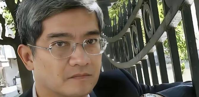 郎咸平这样评价卢麒元：整整十年，他一直在提醒制度漏洞，预警万亿财富外流的巨大风险