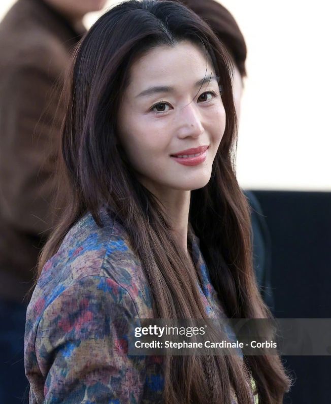 全智贤现身LV活动自从她在电视中角色里面阴阳中国后，现在看到她已经不觉得她是女