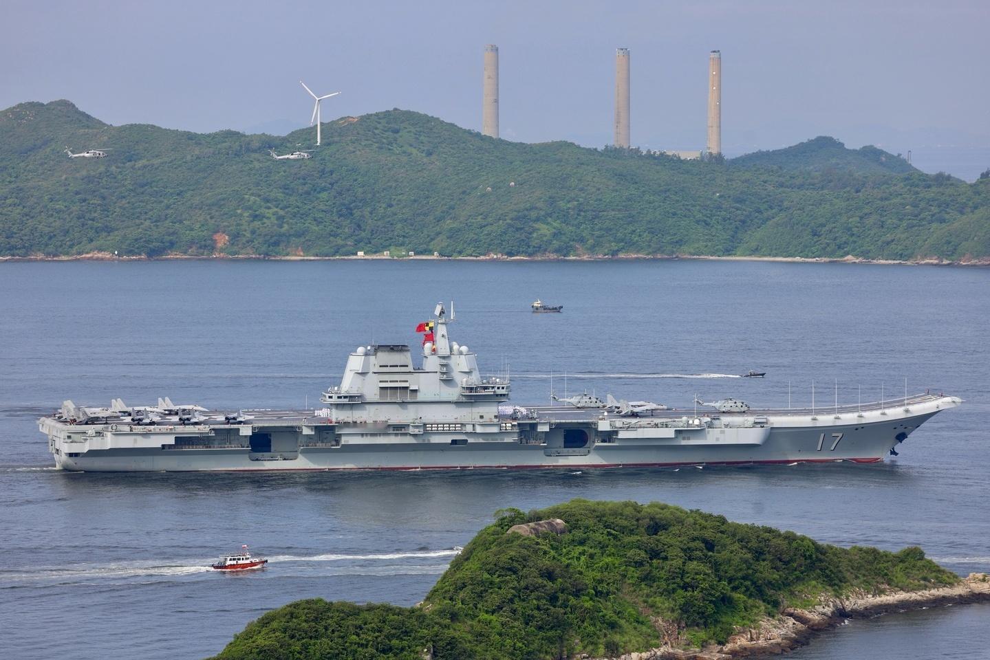 终于不用频繁北上“回娘家”了，“山东舰”首次进入本地干船坞进行维护！这绝对是一个