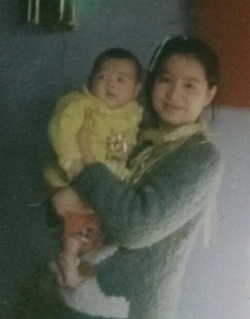 1976年，女知青红梅抱着4岁的儿子回了北京的家。哪料，她母亲破口大骂：