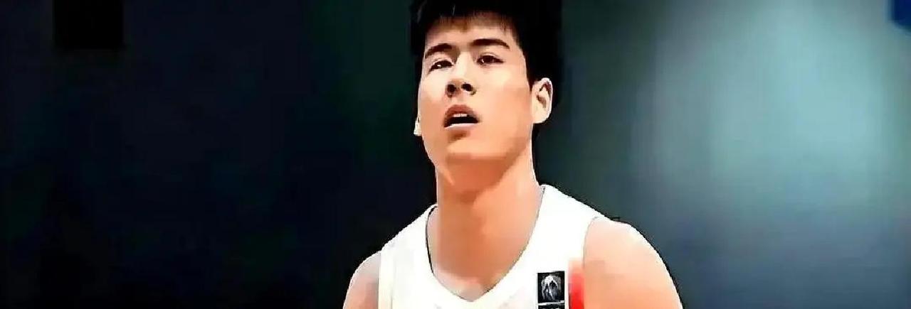 主动降薪80%加盟弱旅，被全网笑“傻子”。三年后，他让所有笑话他的人闭上了嘴。