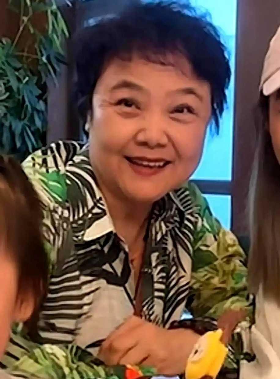 这是梁欢近照。（图一）比起年轻时候，面目舒展开朗了许多。梁欢，导演英达的妻子