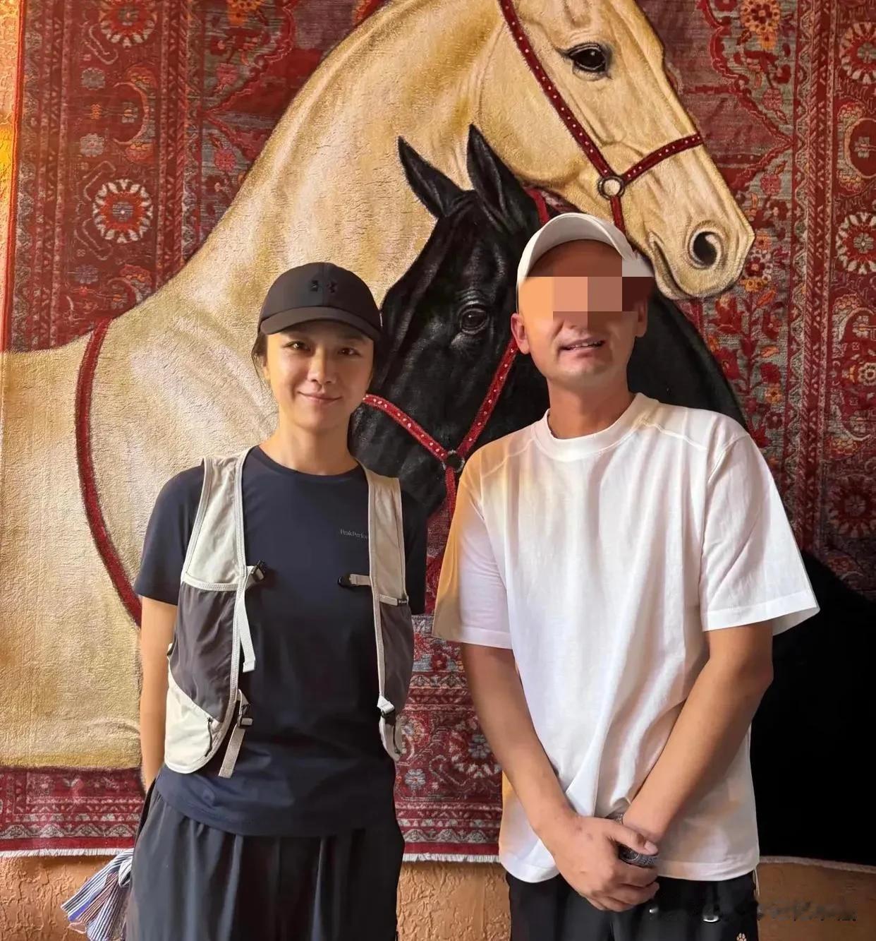 近日，著名演员汤唯和老公现身新疆旅游，素颜被粉丝拍照合影，汤唯在新疆木湖游玩，被